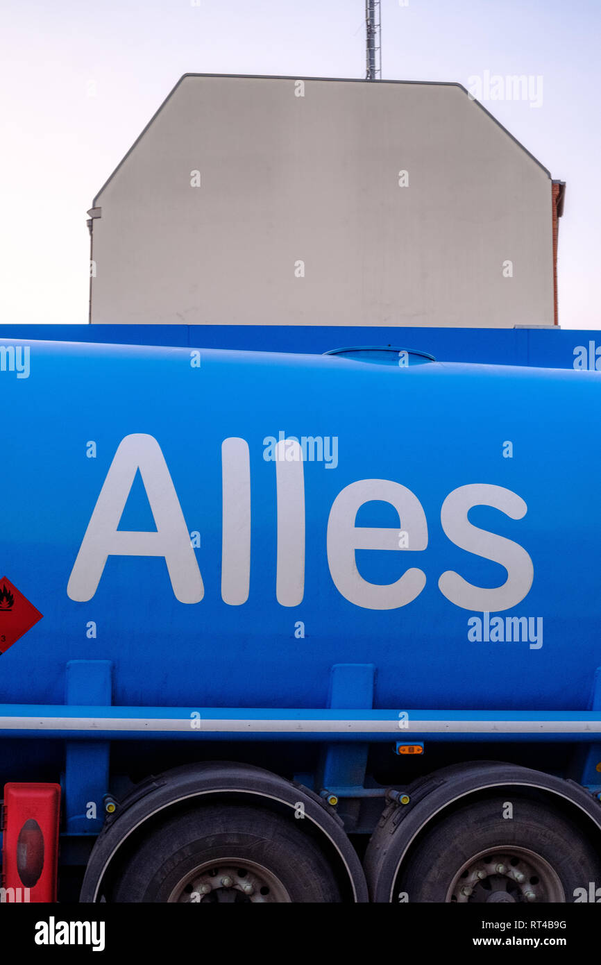 Marke Tankwagen an einer Aral Tankstelle in Berlin, Deutschland, zeigt Deutschen Slogan der Marke "Alles super.". Stockfoto