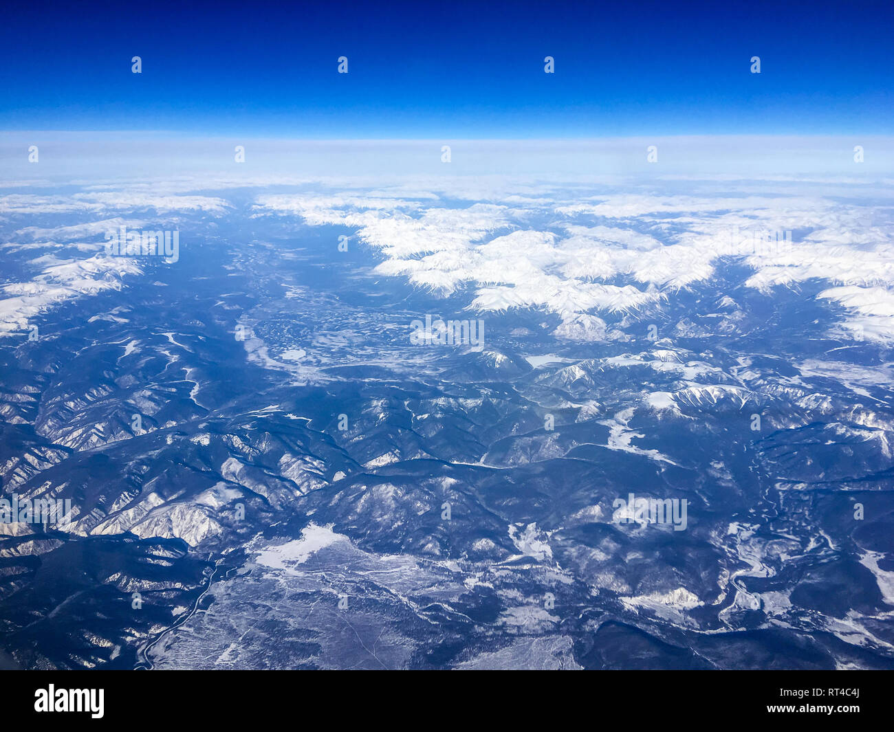 Eine Luftaufnahme einer Teil Sibiriens vom Flugzeug fliegen hoch über dem Boden. Ein Blick aus dem Fenster des Flugzeugs. Stockfoto