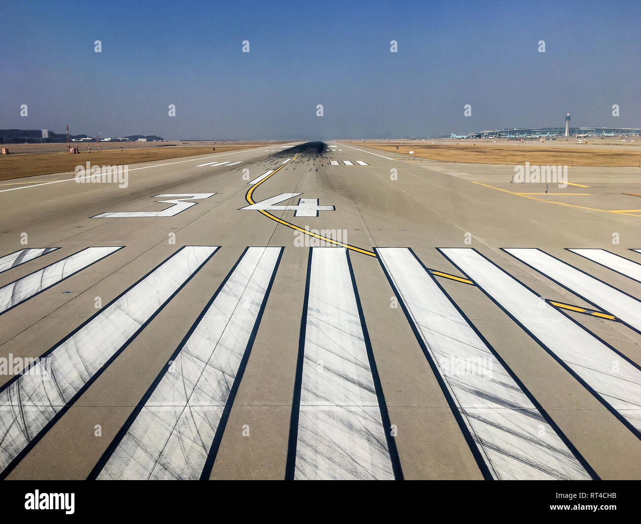 Start- und Landebahn am internationalen Flughafen Incheon in Seoul, Südkorea. Stockfoto