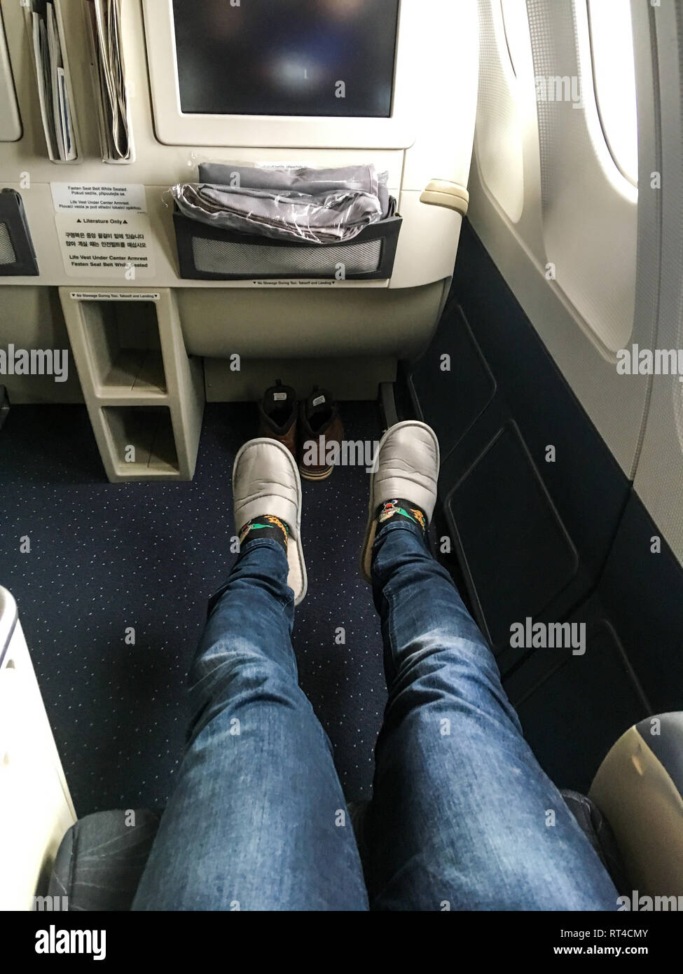 Bild zeigt den Platz für die Beine in der Business Class des Flugzeuges. Großartig für lange Flüge, wie der Raum ist sehr gross. Stockfoto
