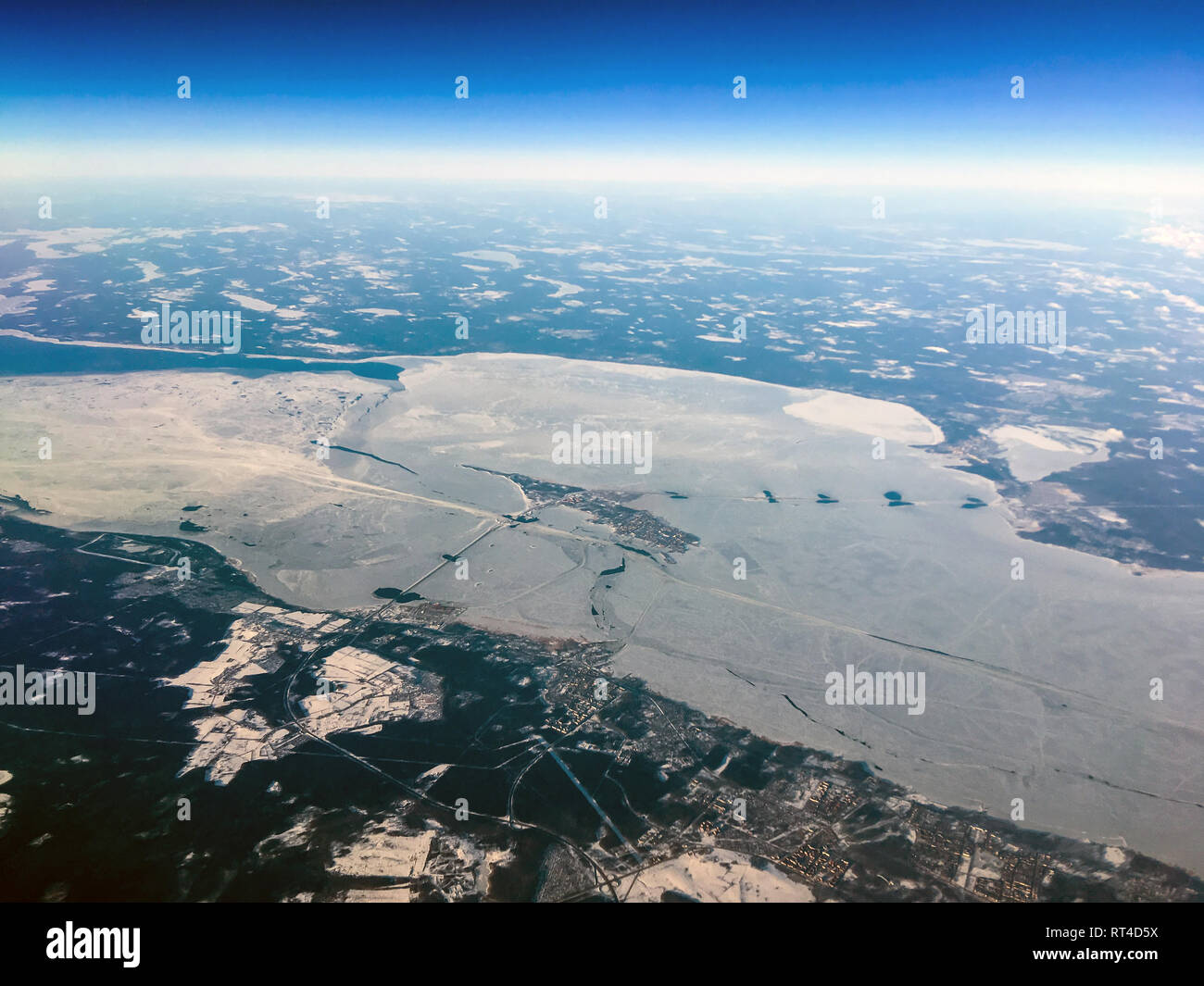 Ein Luftbild vom Flugzeug fliegen hoch über dem Boden. Ein Blick aus dem Fenster des Flugzeugs. Sie sehen den Teil des Golfs von Finnland, die Bucht bei Stockfoto