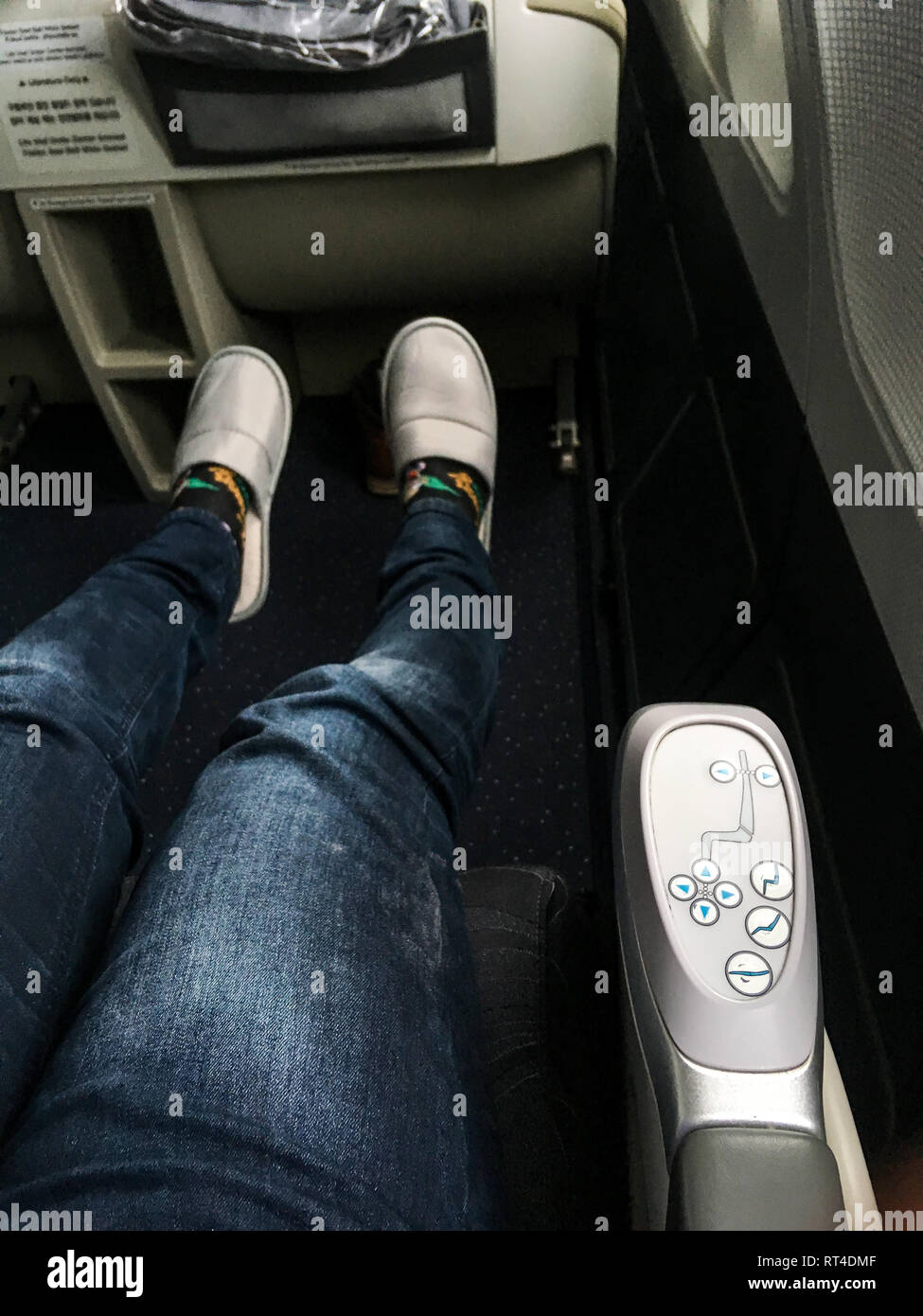 Bild zeigt den Platz für die Beine in der Business Class des Flugzeuges. Großartig für lange Flüge, wie der Raum ist sehr gross. Stockfoto