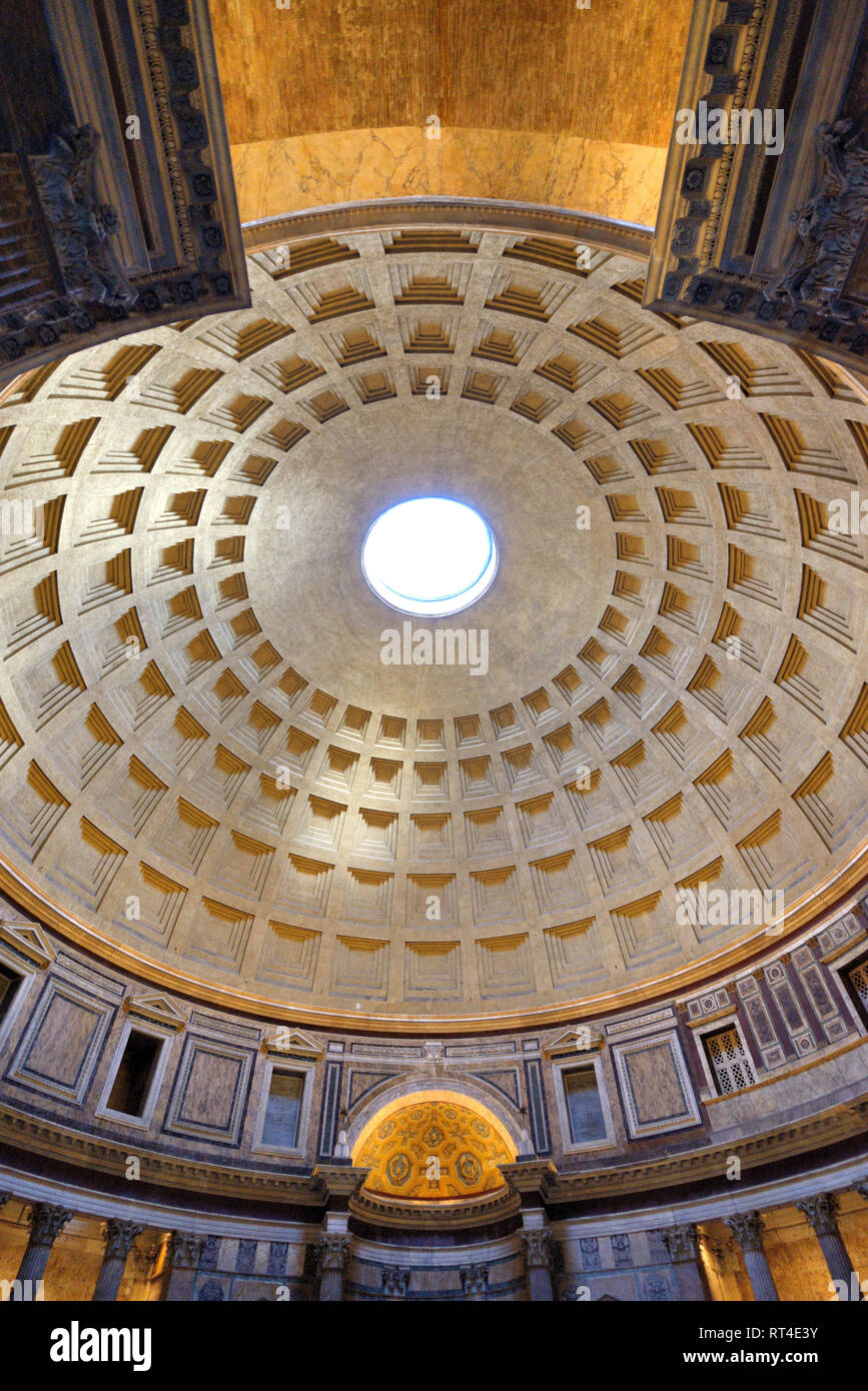 Innenraum Decke Kuppel oder Kassettendecke konkrete Kuppel des Pantheon, einem ehemaligen Römischen Tempels (113-125 AD) nun eine Kirche, Rom Italien Stockfoto