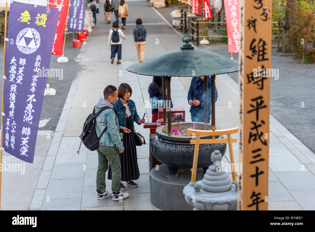 Tokio, Japan, November 1, 2018: Ein unbekannter Männer und Frauen sind durch rituelle religiöse Aktivitäten mit Räucherstäbchen Stockfoto