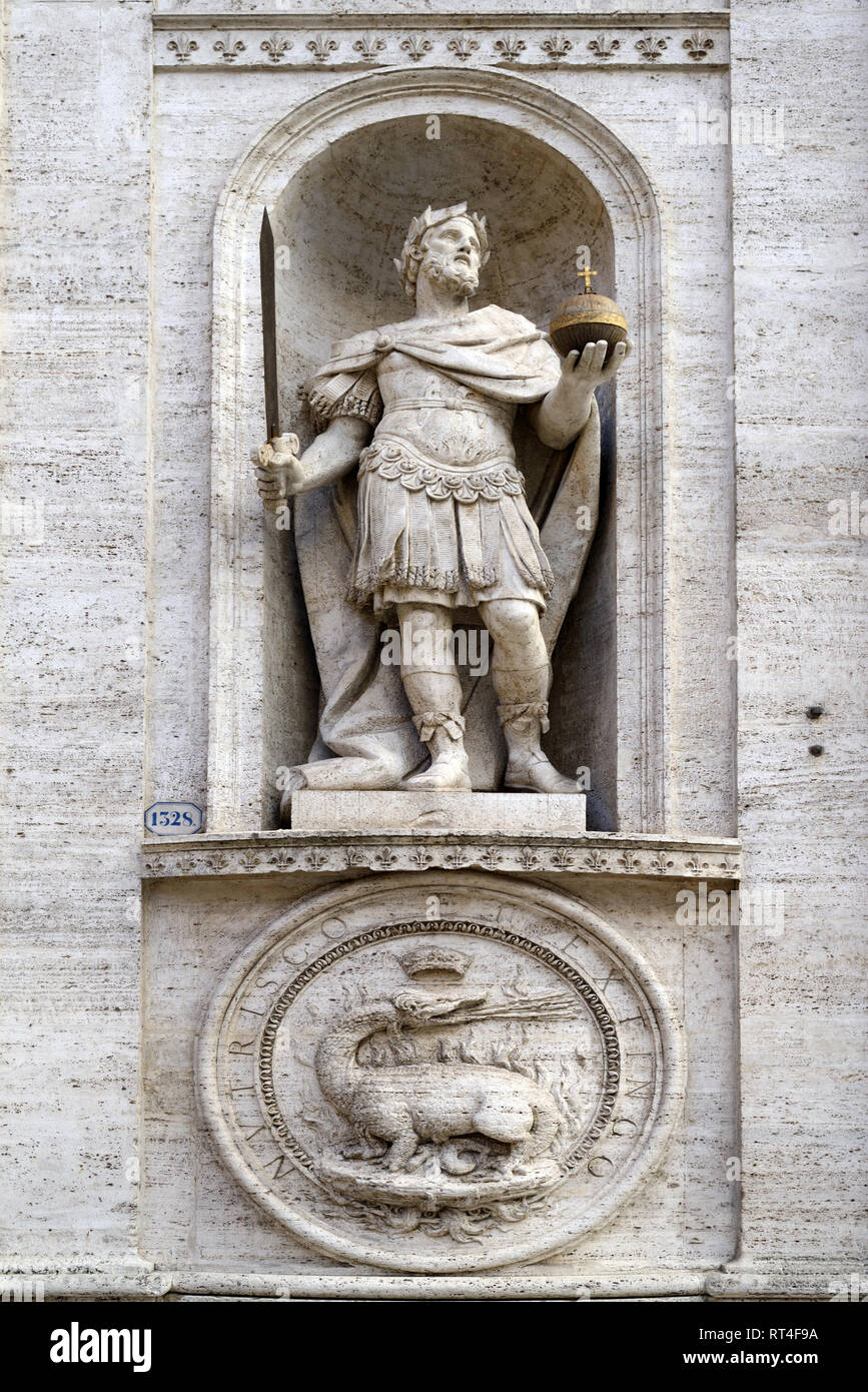 Statue des hl. Louis IX (1214-1270) König von Frankreich, die Kirche von Saint Louis der Französischen (1589) oder San Luigi dei Francesi, Rom, Italien Stockfoto