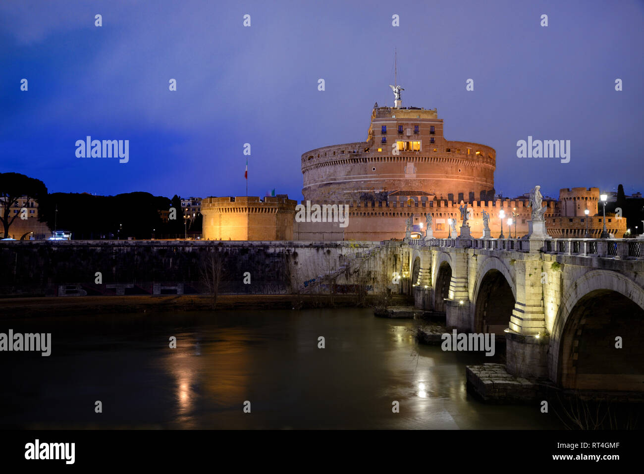 Dämmerung oder Nacht über Mausoleum des Hadrian, Castel Sant'Angelo, Festung, Burg oder Fortres und Ponte Sant'Angelo Brücke (134 AD) über den Tiber Rom Italien Stockfoto