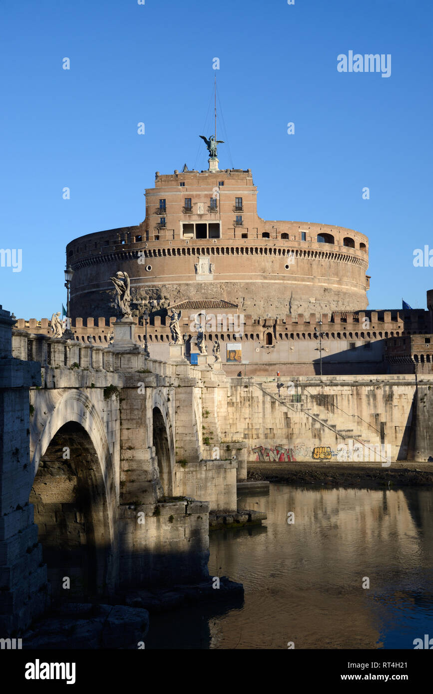 Mausoleum des Hadrian, Castel Sant'Angelo, Festung, Burg oder Fortres und Ponte Sant'Angelo Brücke (134 AD) über den Tiber Rom Italien Stockfoto