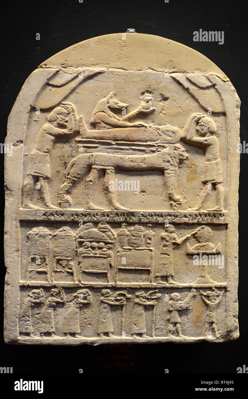 Grabkunst Stele oder Grabstein mit Bas-Relief porträtiert Beerdigung Riten in Memphis (525-404 v. Chr.) das Alte Ägypten im Ägyptischen Museum Vatikanische Museen Stockfoto
