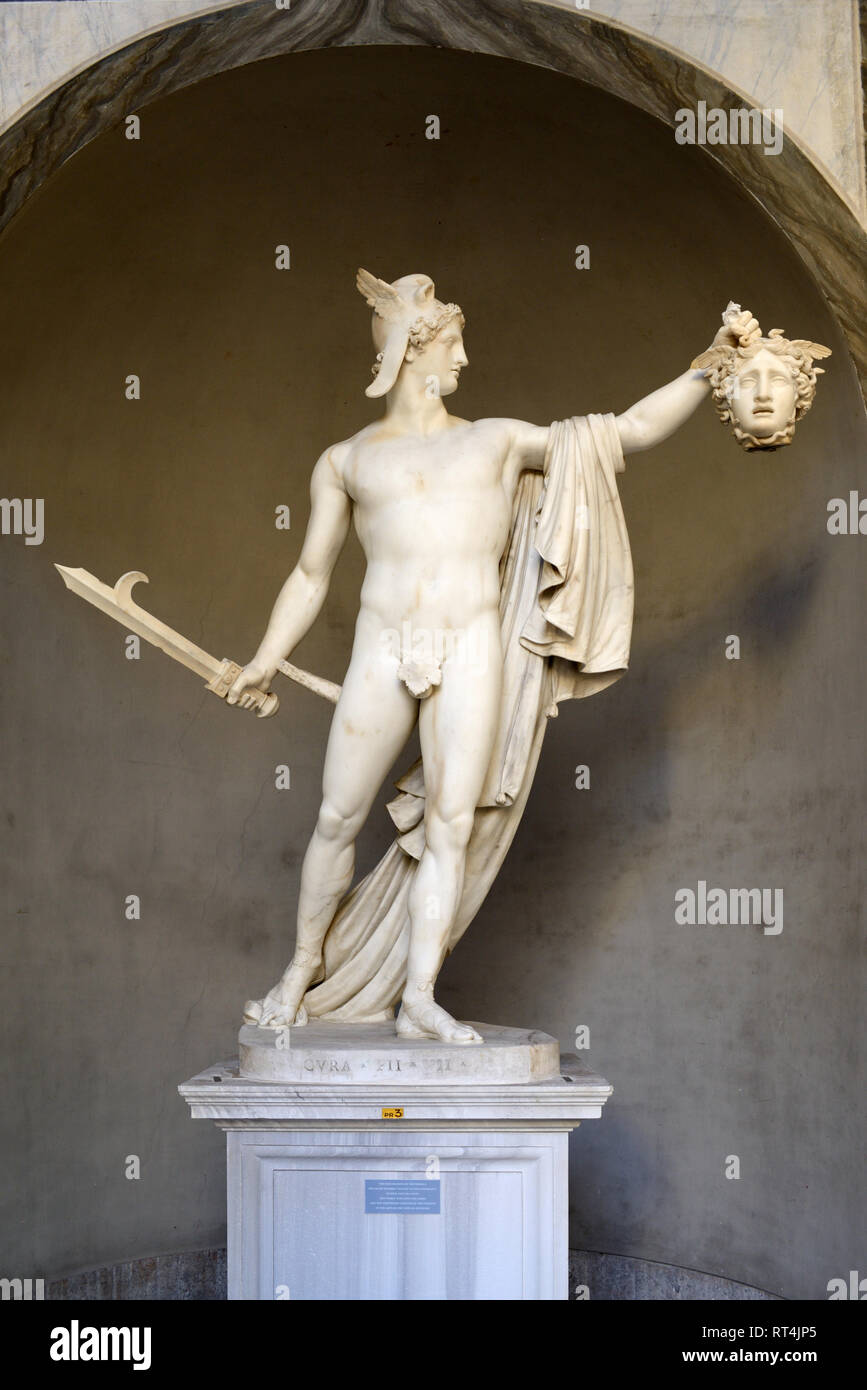 Klassische Statue des Perseus triumphierend oder Perseus mit dem Haupt der Medusa von Antonio Canova (1757-1822) Im achteckigen Innenhof Vatikanischen Museen Stockfoto