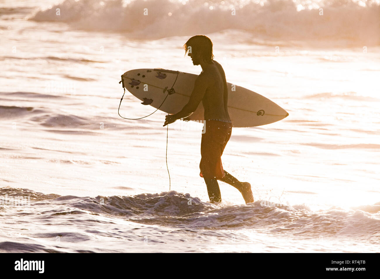 Professionelle surfer Surfen im weltklasse Wellen von Fernando de Noronha, einer Insel an der Nordküste von Brasilien Stockfoto