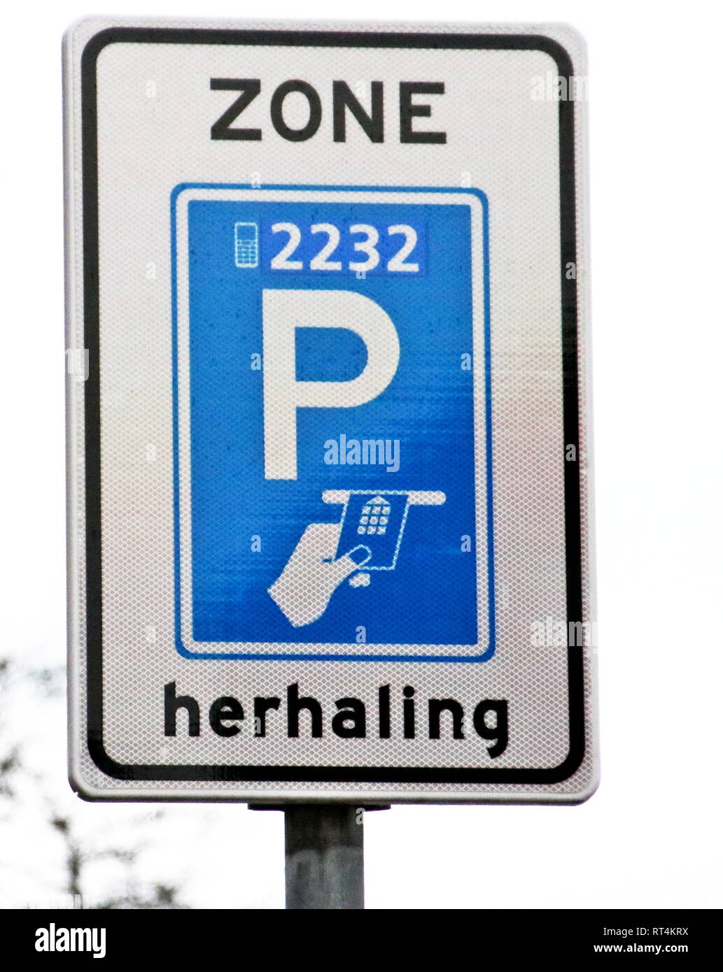 Weiße und blaue Schild darauf hinweist, dass in dieser Zone parken bezahlt ist und kann per Handy app durchgeführt werden Stockfoto