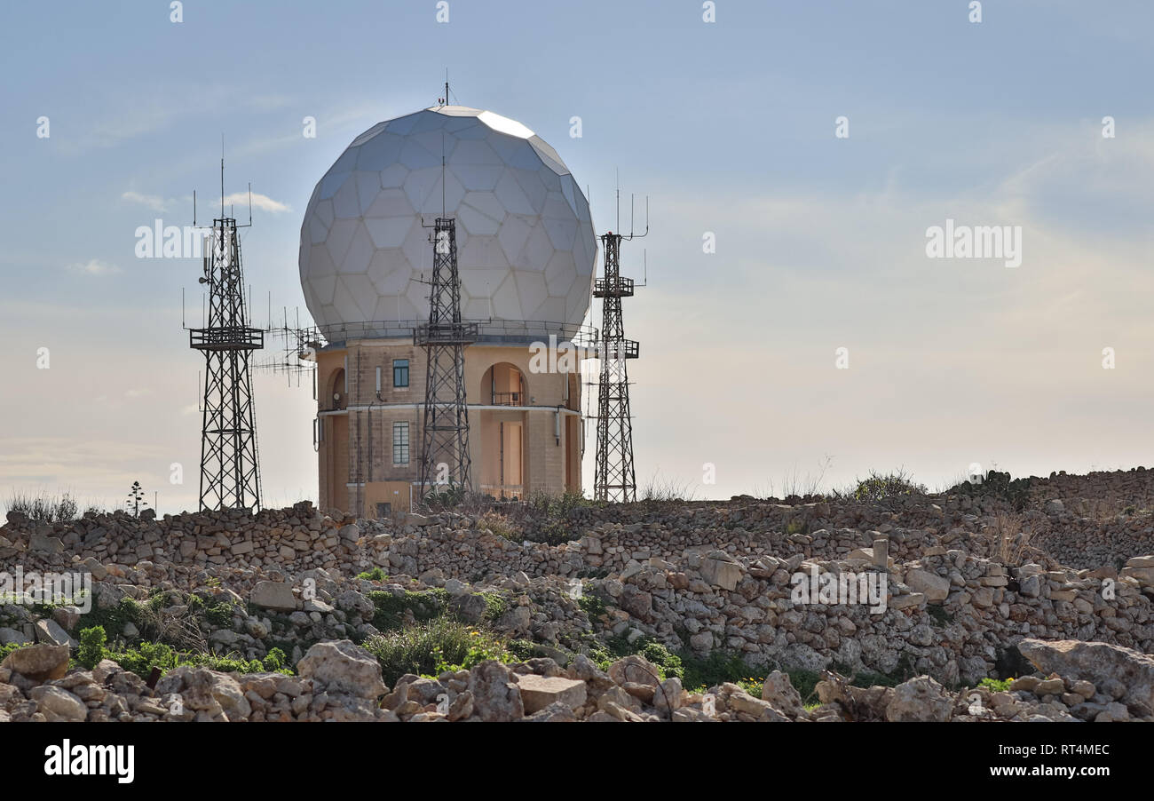 Blick auf das Radar Station 'il Ballun" in der Nähe von den Dingli Cliffs in Malta auf einer klaren sonnigen Tag. Stonewalls im Vordergrund. Dingli. Malta. Europa Stockfoto