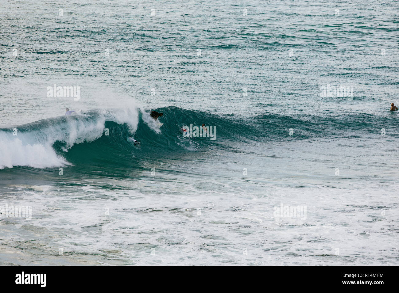 Professionelle surfer Surfen im weltklasse Wellen von Fernando de Noronha, einer Insel an der Nordküste von Brasilien Stockfoto