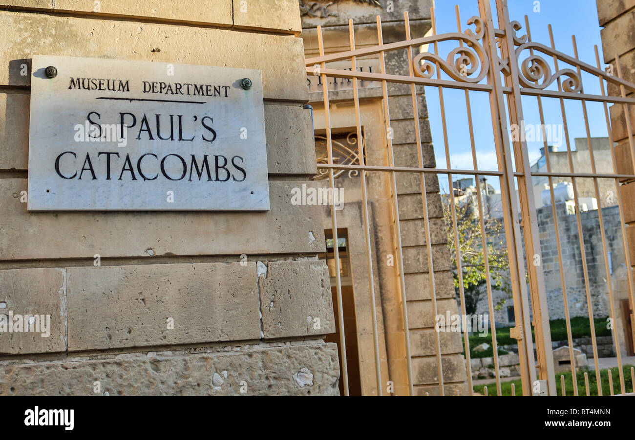Die geschlossene Eingangstor mit Zeichen für die St. Pauls Katakomben und Museum auf eine sandsteinmauer. Rabat. Malta. Europa. Stockfoto