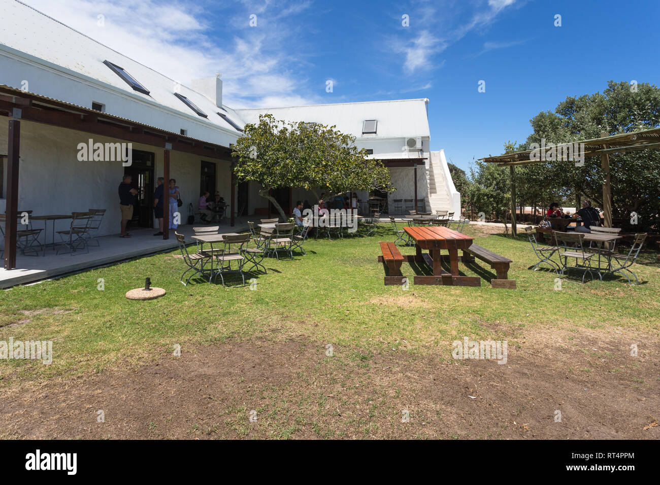 Der Garten vor dem Restaurant an! khwattu San Heritage Center an der Westküste von Südafrika Stockfoto