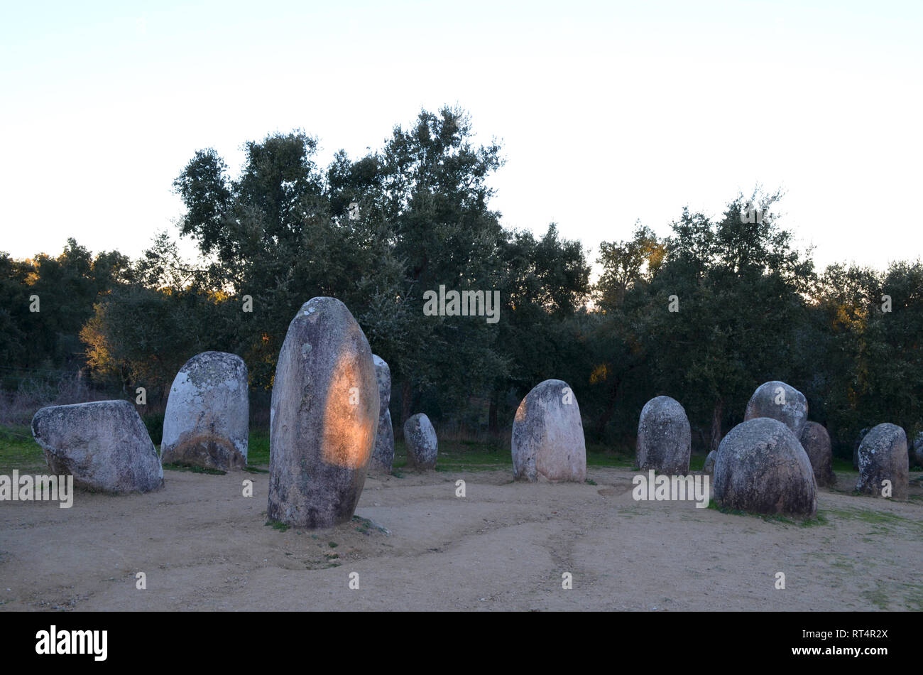 6. Jahrtausend v. Chr. Almendres Cromlech, eine megalithische Komplex in der Nähe von Evora in Portugal Stockfoto