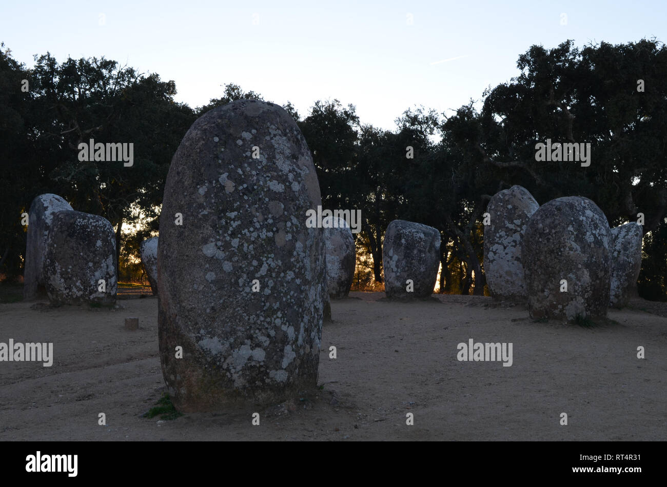 6. Jahrtausend v. Chr. Almendres Cromlech, eine megalithische Komplex in der Nähe von Evora in Portugal Stockfoto