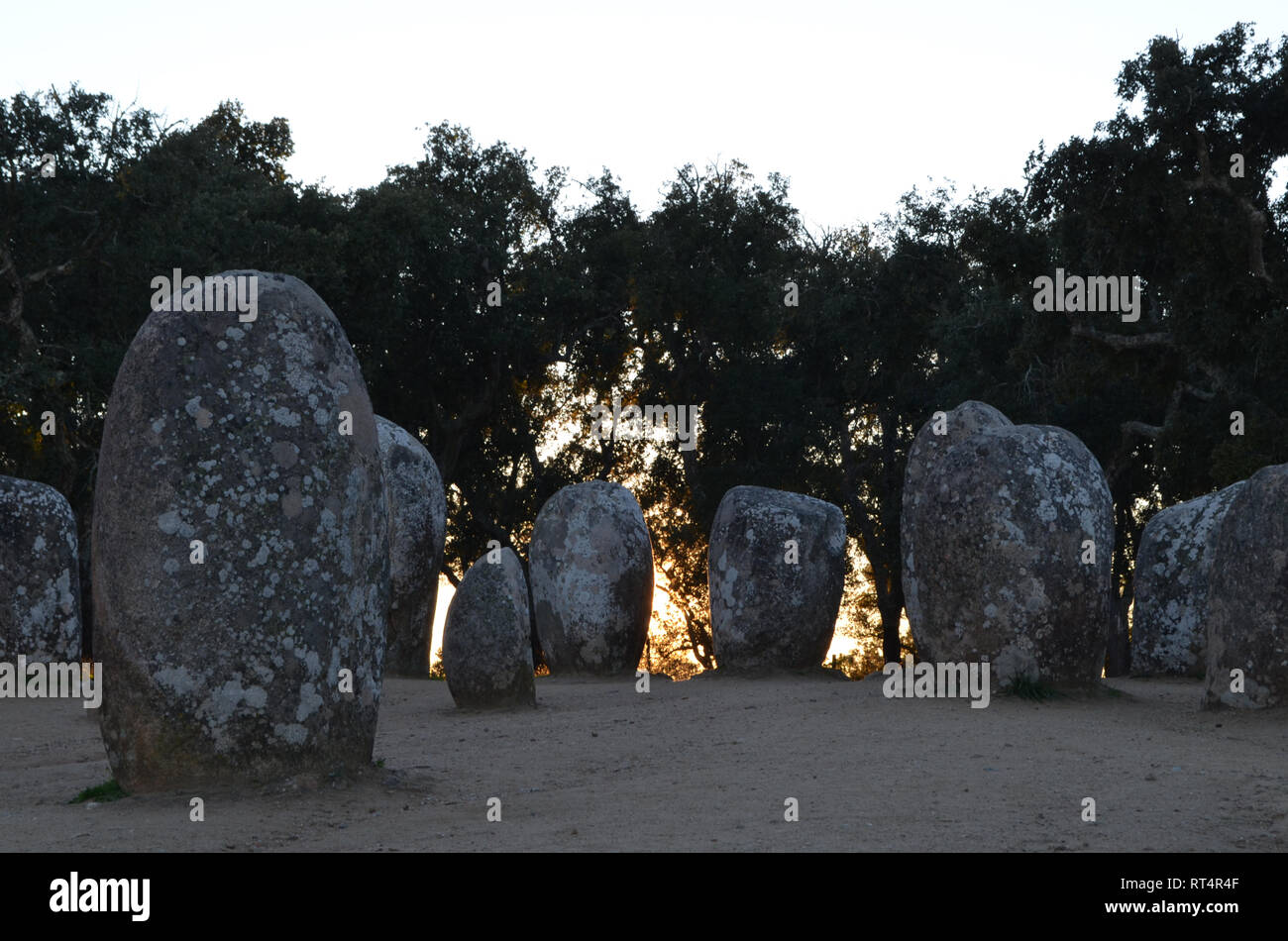 6. Jahrtausend v. Chr. Almendres Cromlech, eine megalithische Komplex in der Nähe von Evora in Portugal Stockfoto