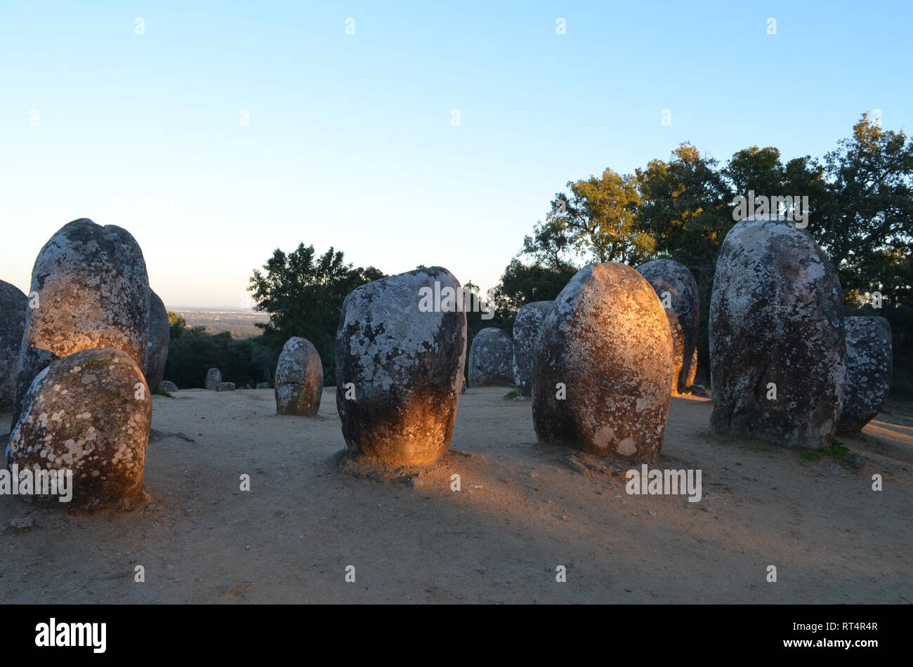 6. Jahrtausend v. Chr. Almendres Cromlech, eine megalithische Komplex in der Nähe von Evora in Portugal Stockfoto