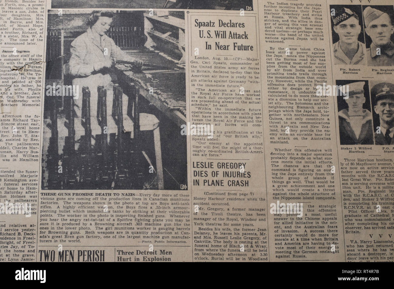 Weltkrieg 2 Zeitung beschreibt Paratroop Bataillon in Kanada und Naval Todesopfer. Original 40er Zeitungen gedruckt. Stockfoto