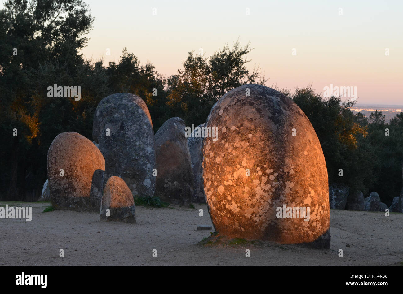 6. Jahrtausend v. Chr. Almendres Cromlech, eine megalithische Komplex in der Nähe von Evora in Portugal Stockfoto