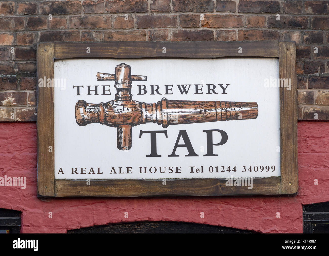 Spucken Federn Brauerei - Die Brauerei real ale house sign in Chester, England, UK Tippen Stockfoto
