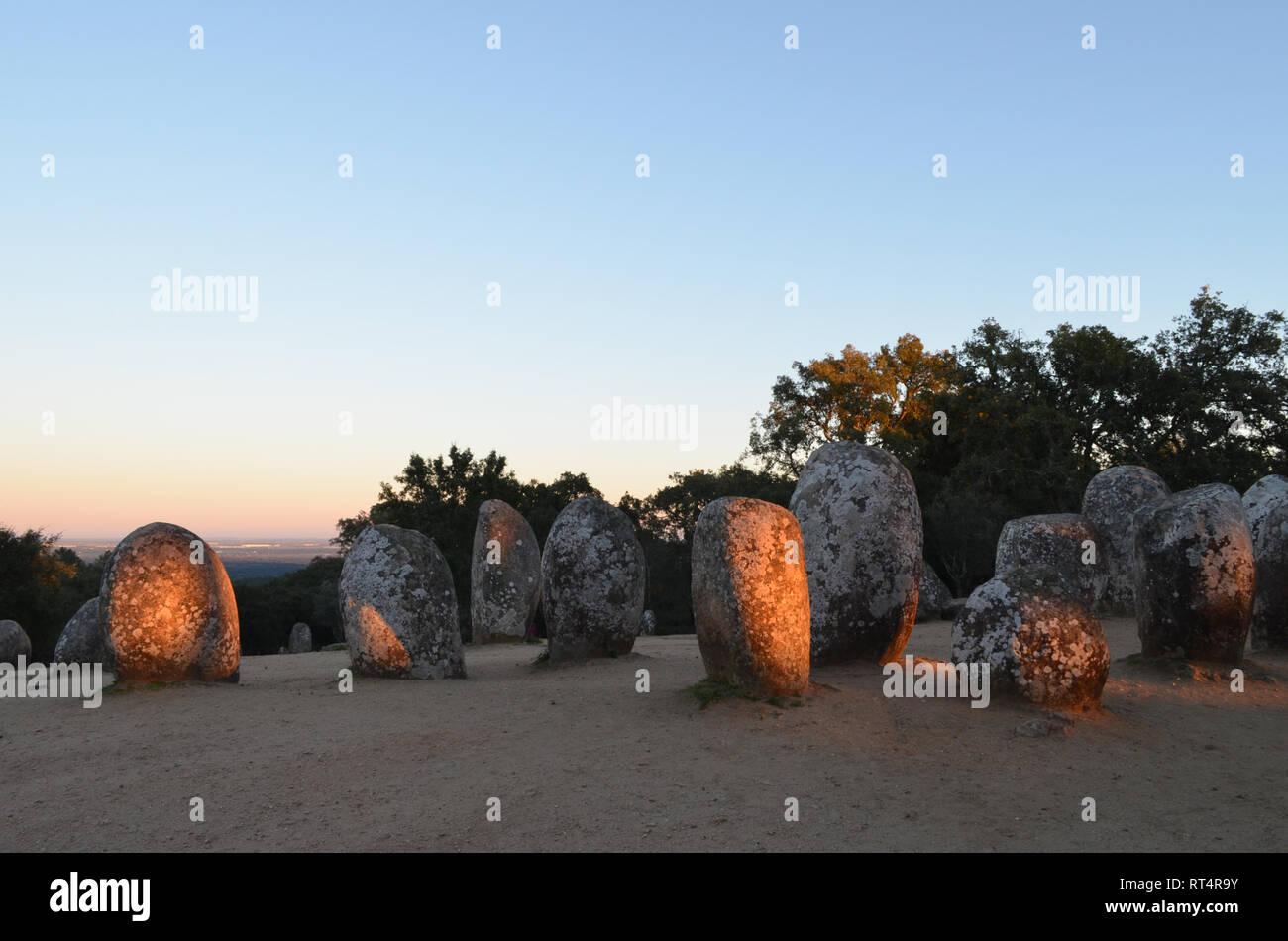 6. Jahrtausend v. Chr. Almendres Cromlech, eine megalithische Komplex in der Nähe von Evora in Portugal Stockfoto