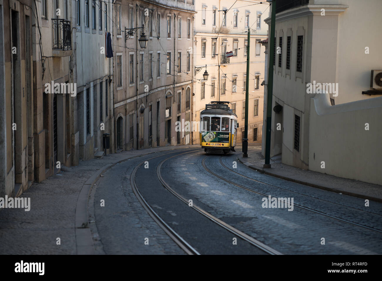 Tram 28: Der berühmte und Vintage alte gelbe Tram 28 Weitergabe Straße in Lissabon, Portugal. Stockfoto