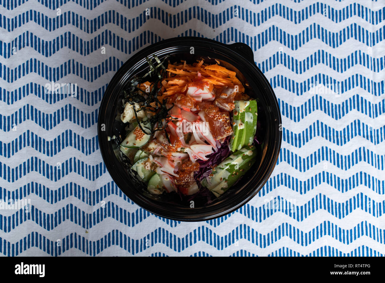 Roher lachs und surimi salat -Fotos und -Bildmaterial in hoher ...