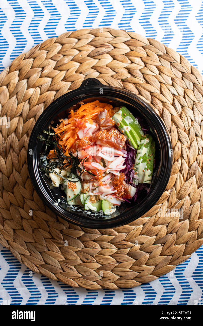 Hawaii poke Schüssel mit Lachs, Reis, Surimi, Avocado, tobiko, Karotte und Algen Stockfoto