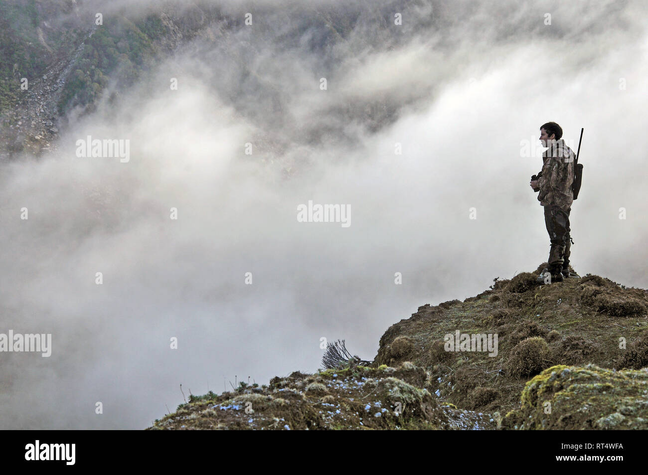 Hunter Scoping für Himalayan Tahr in den südlichen Alpen Neuseelands Stockfoto
