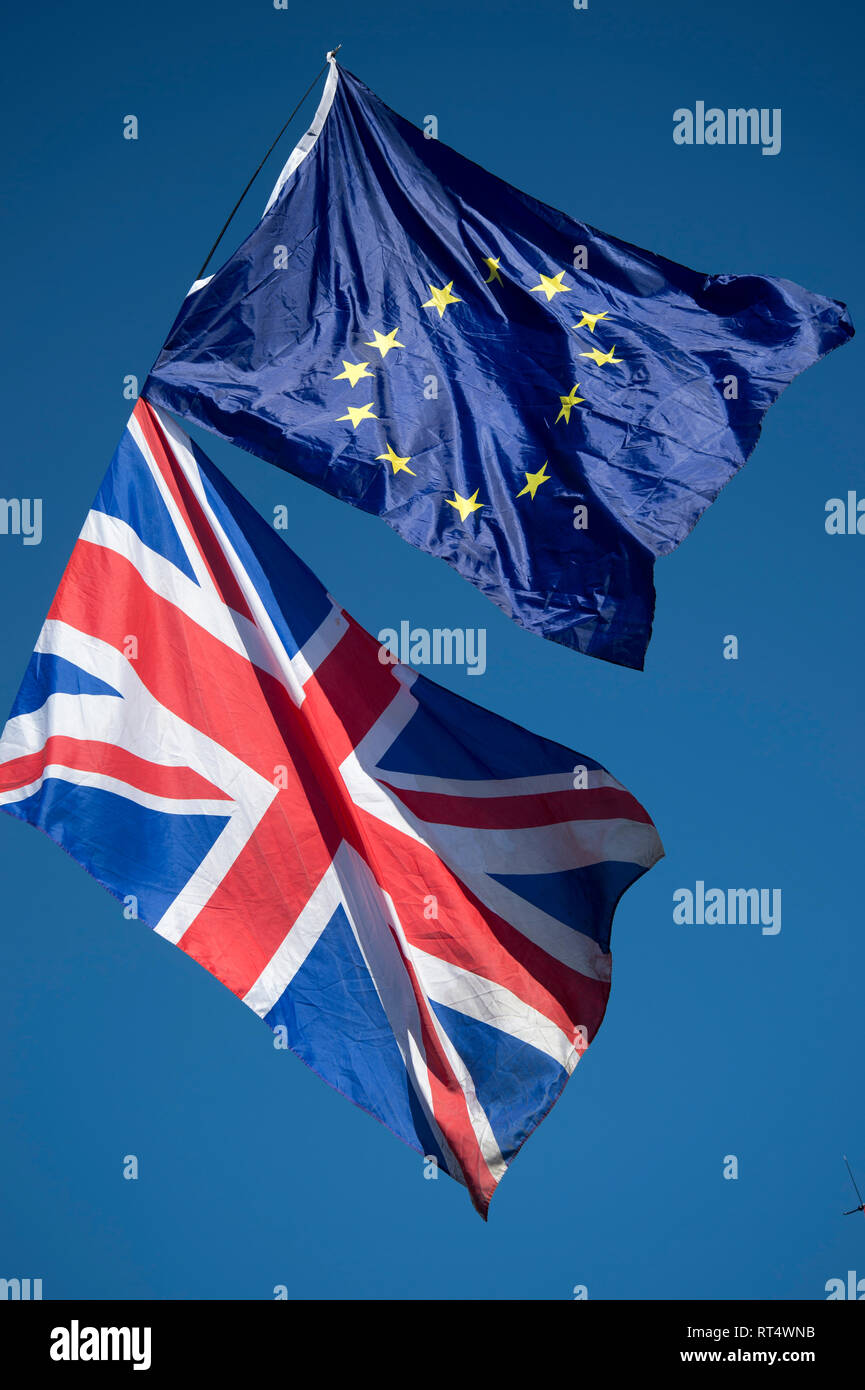 Westminster, 26. Februar 2019. Ein Rest Wellen ein Union Jack, die Flagge der Europäischen Union Stockfoto
