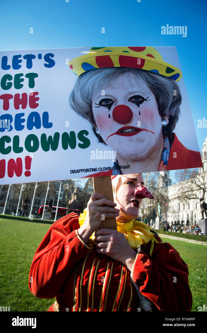 Westminster, 26. Februar 2019. Herr Dorn (Professor Queen Bee) Proteste vor dem Parlament gegen den Missbrauch des Wortes "Clowns" durch die Medien w Stockfoto