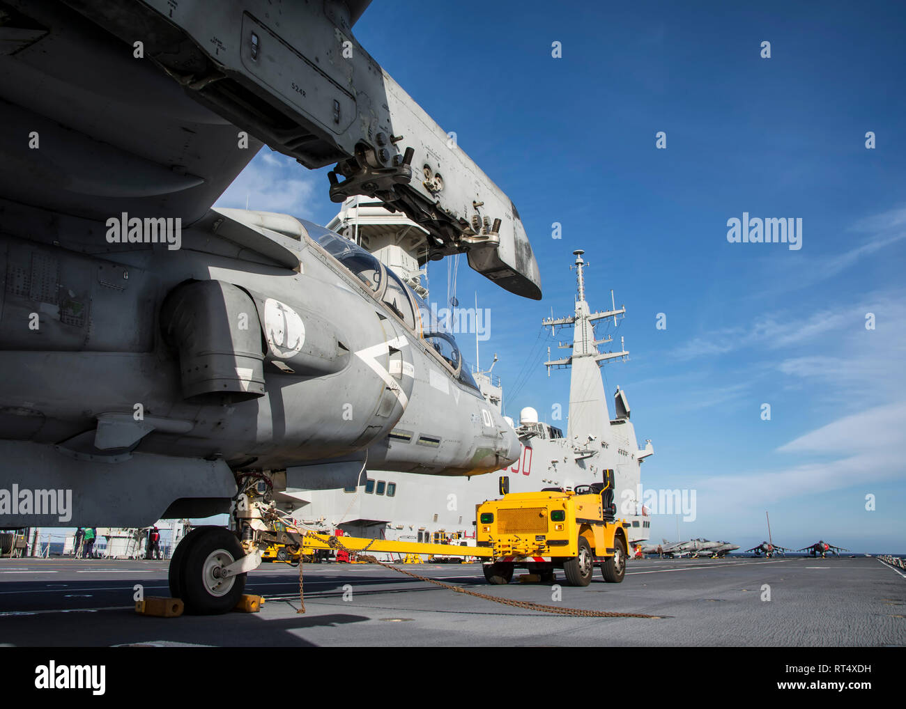 Ein AV-8B+ Harrier II Jet an Bord der Italienischen Marine Cavour Flugzeugträger. Stockfoto