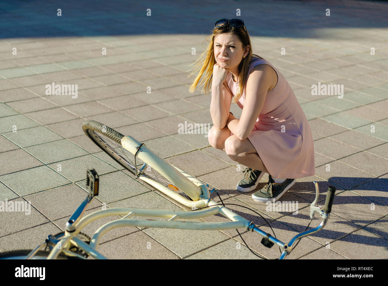 Mädchen fallen und brach das Fahrrad. Emotion umgekippt ist und nicht weiß, was zu tun ist. getönt Stockfoto