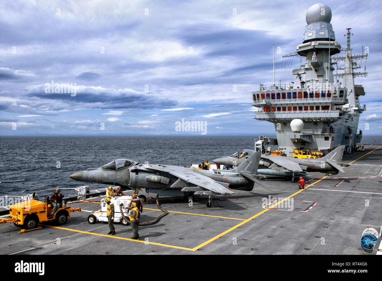 AV-8B+ Harrier II Jets an Bord der Italienischen Marine Cavour Flugzeugträger. Stockfoto