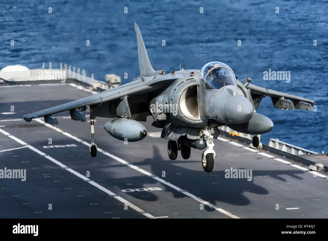 Ein AV-8B+ Harrier II Jet an Bord der Italienischen Marine Cavour Flugzeugträger. Stockfoto