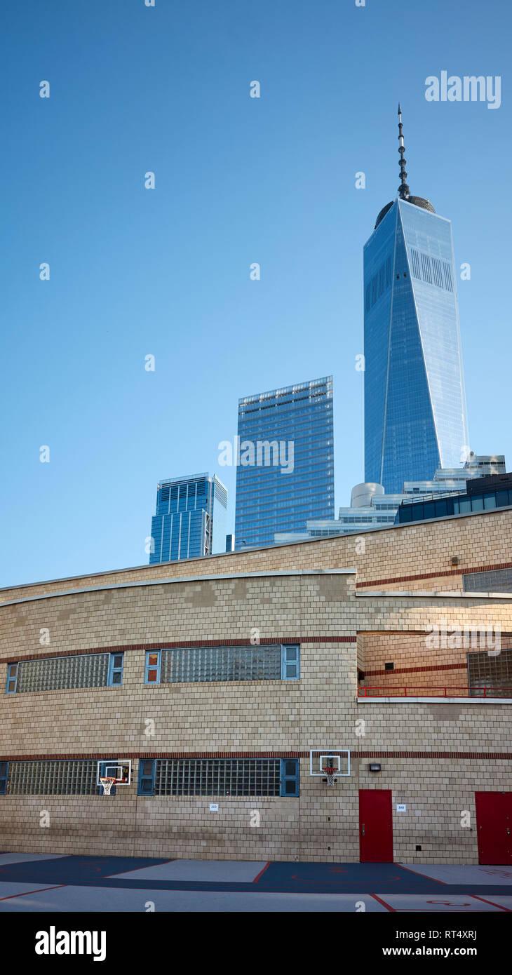 New York, USA - 30. Juni 2018: PS 234 Unabhängigkeit der Schule Basketball mit Freedom Tower im Hintergrund. Stockfoto