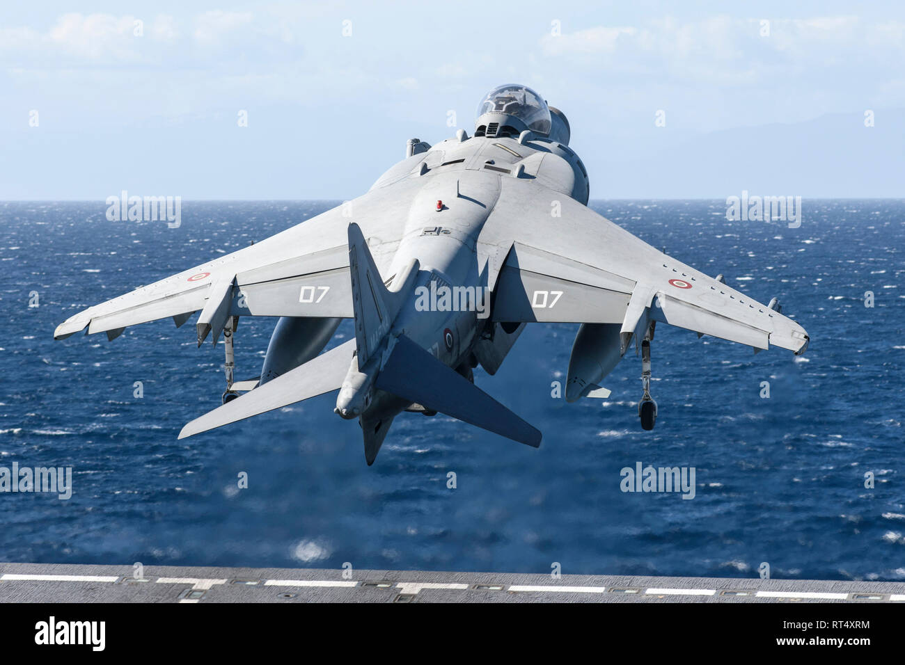 Ein AV-8B+ Harrier II Jet an Bord der Italienischen Marine Cavour Flugzeugträger. Stockfoto