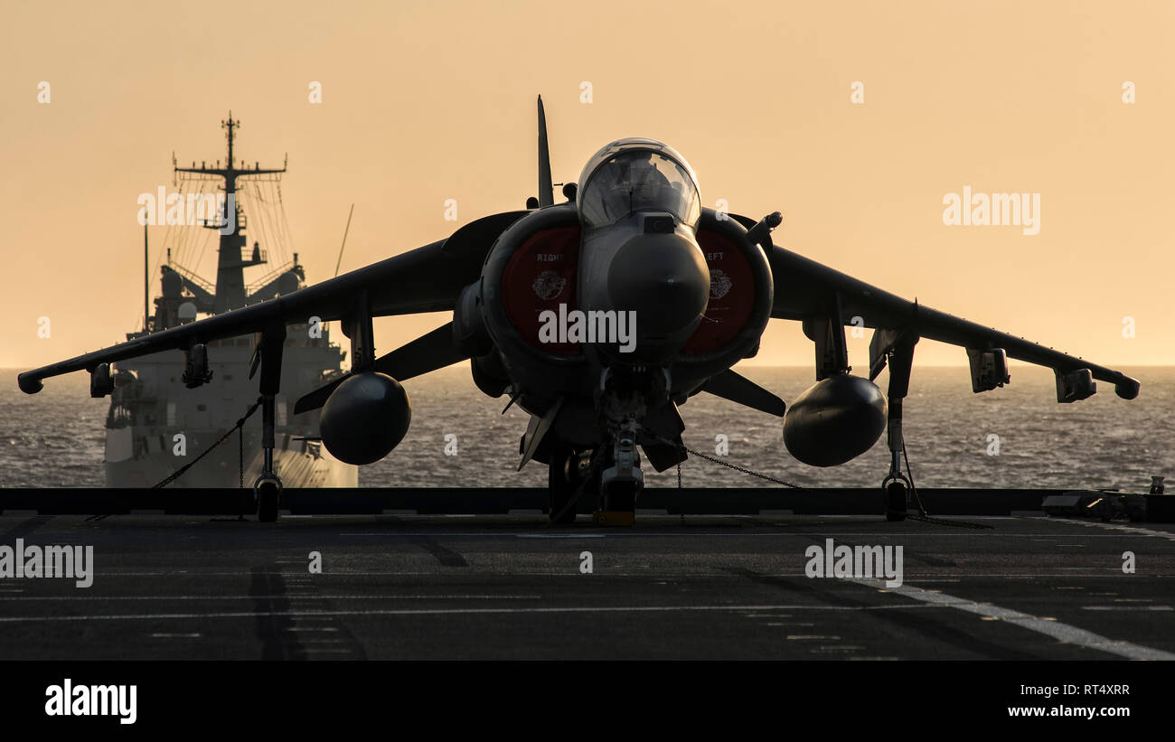 Ein AV-8B+ Harrier II Jet an Bord der Italienischen Marine Cavour Flugzeugträger. Stockfoto