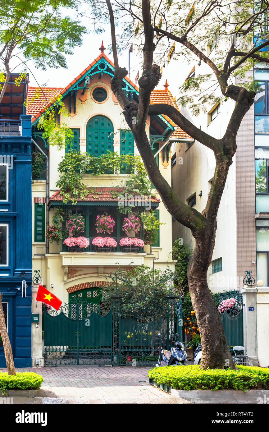 Traditionelle französische eingerichteten Haus mit Fensterläden und dekorative dekorative Blumen, Altstadt, Hanoi, Vietnam, Asien Stockfoto