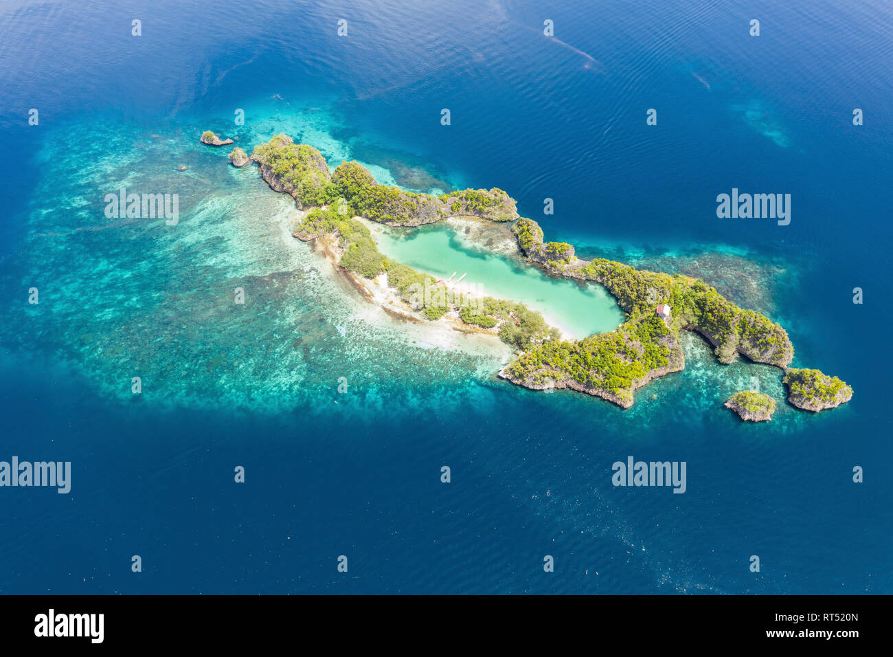 Morgen Licht leuchtet auf einem schönen Kalkstein Insel in Raja Ampat, Indonesien. Stockfoto
