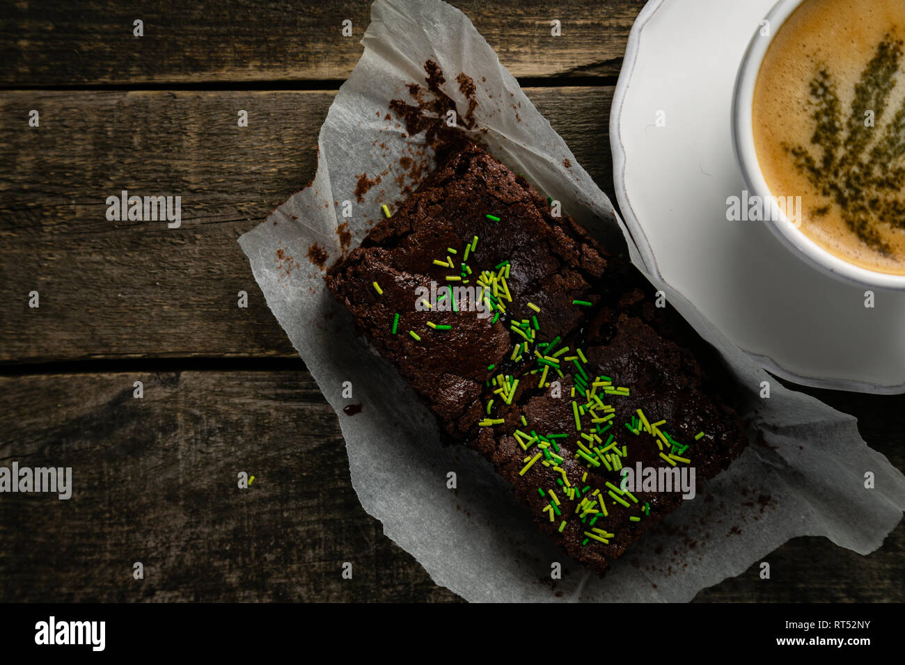 Cannabis/Marihuana Blatt auf Kaffee Schaum Stockfoto