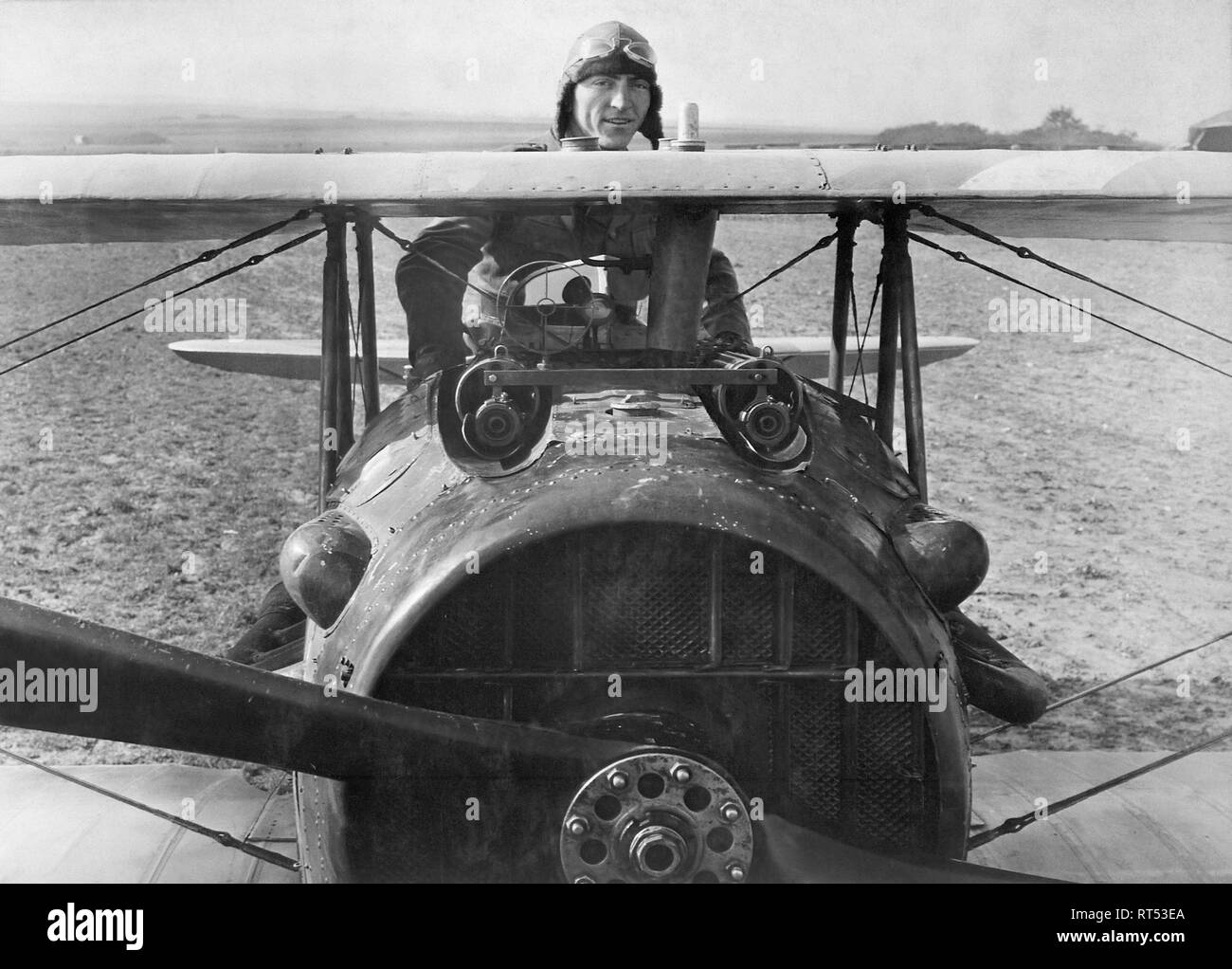 Oberleutnant Eddie Rickenbacker stand zu seiner Spad Doppeldecker in Frankreich, 1918. Stockfoto