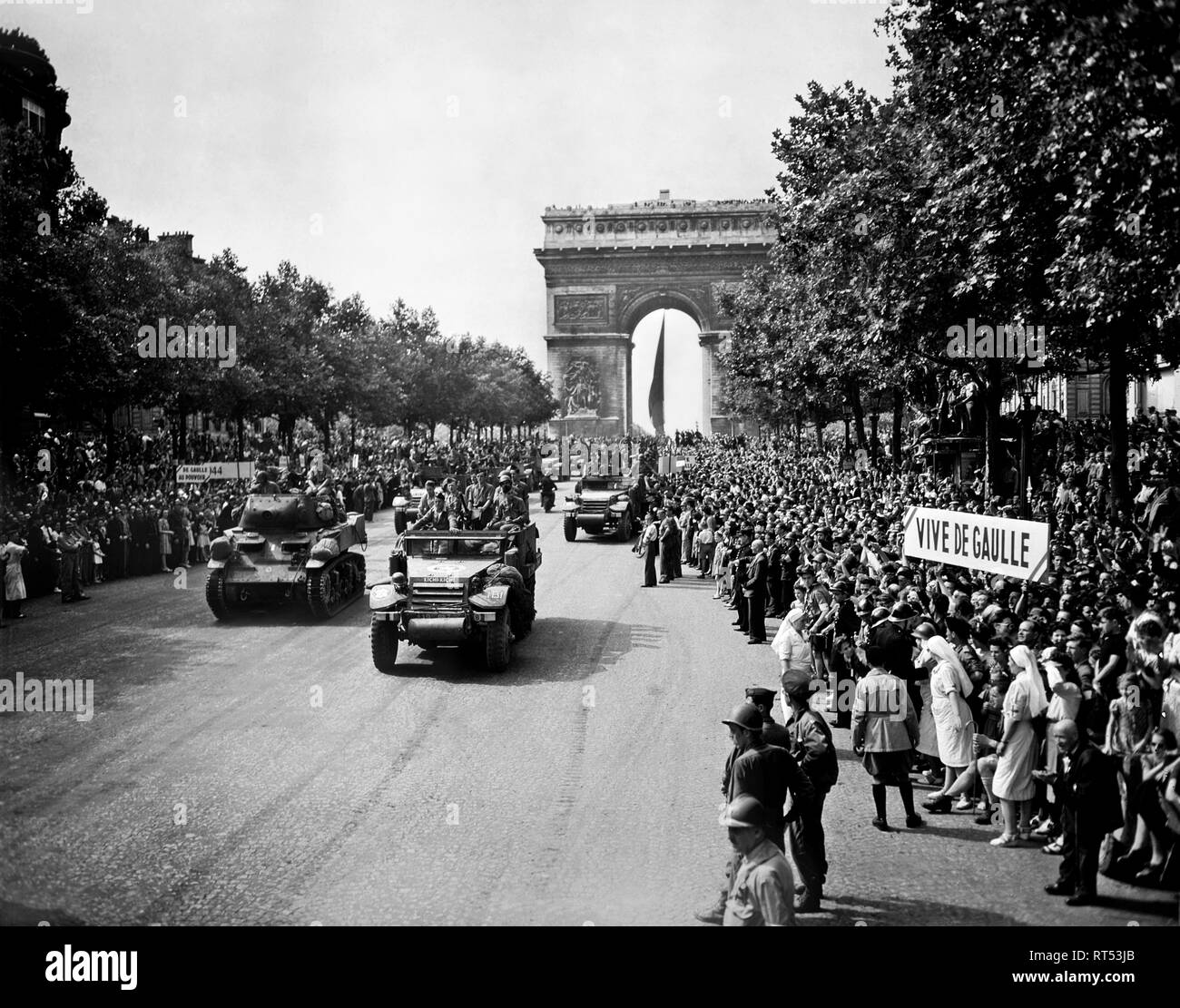Lange Linie der Massen beobachten der Eingang der alliierten Truppen nach der Befreiung von Paris, August 26, 1944. Stockfoto