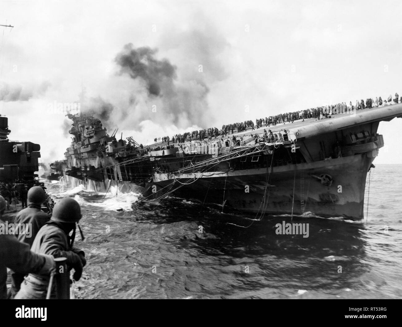 Weltkrieg II Foto von dem Flugzeugträger USS Franklin in Brand und Untergang der Küste von Japan. Stockfoto