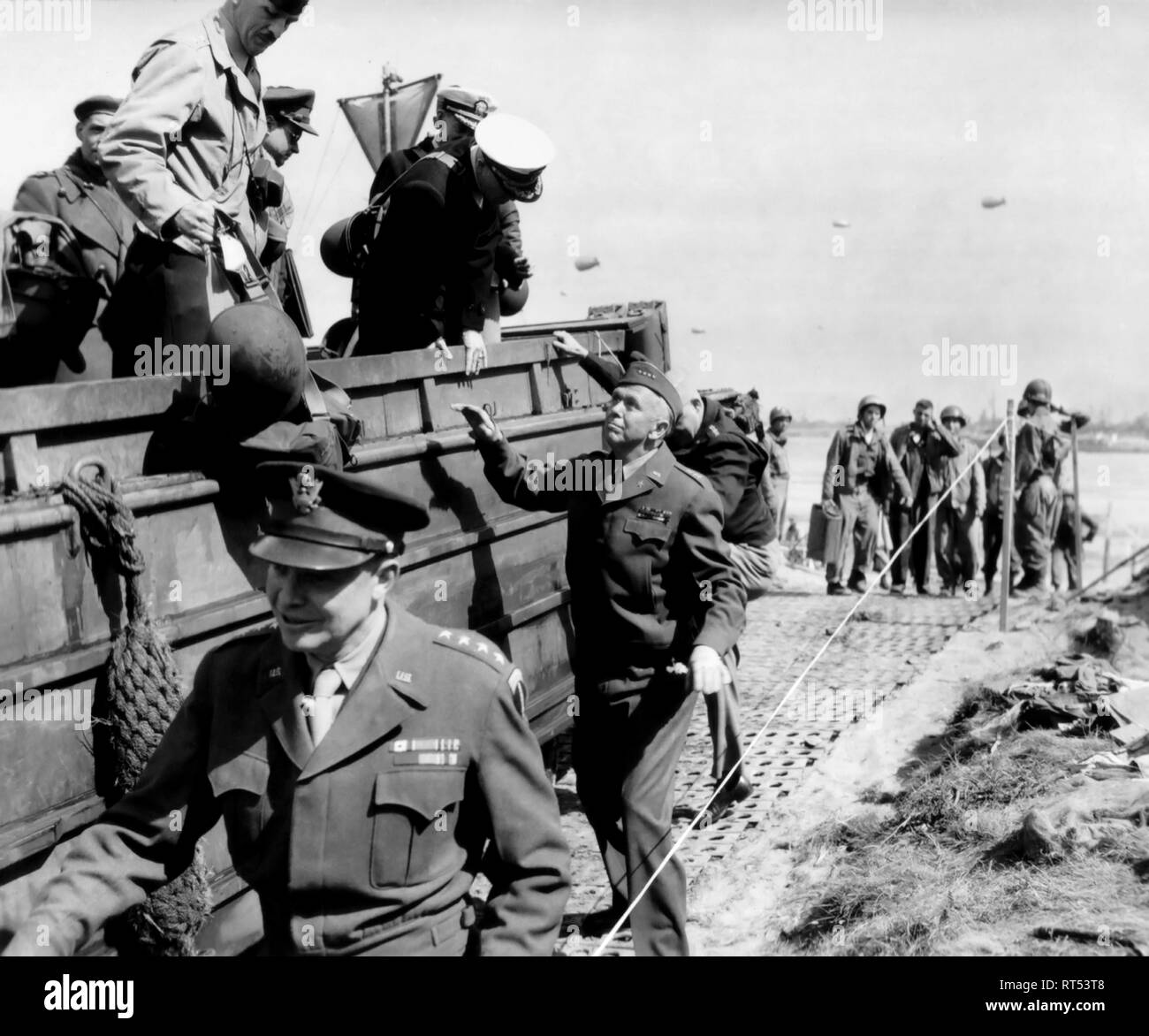 General Dwight Eisenhower, General George Marshall und Allgemeine Hap Arnold, neben Ihren VIP-Dukw. Stockfoto