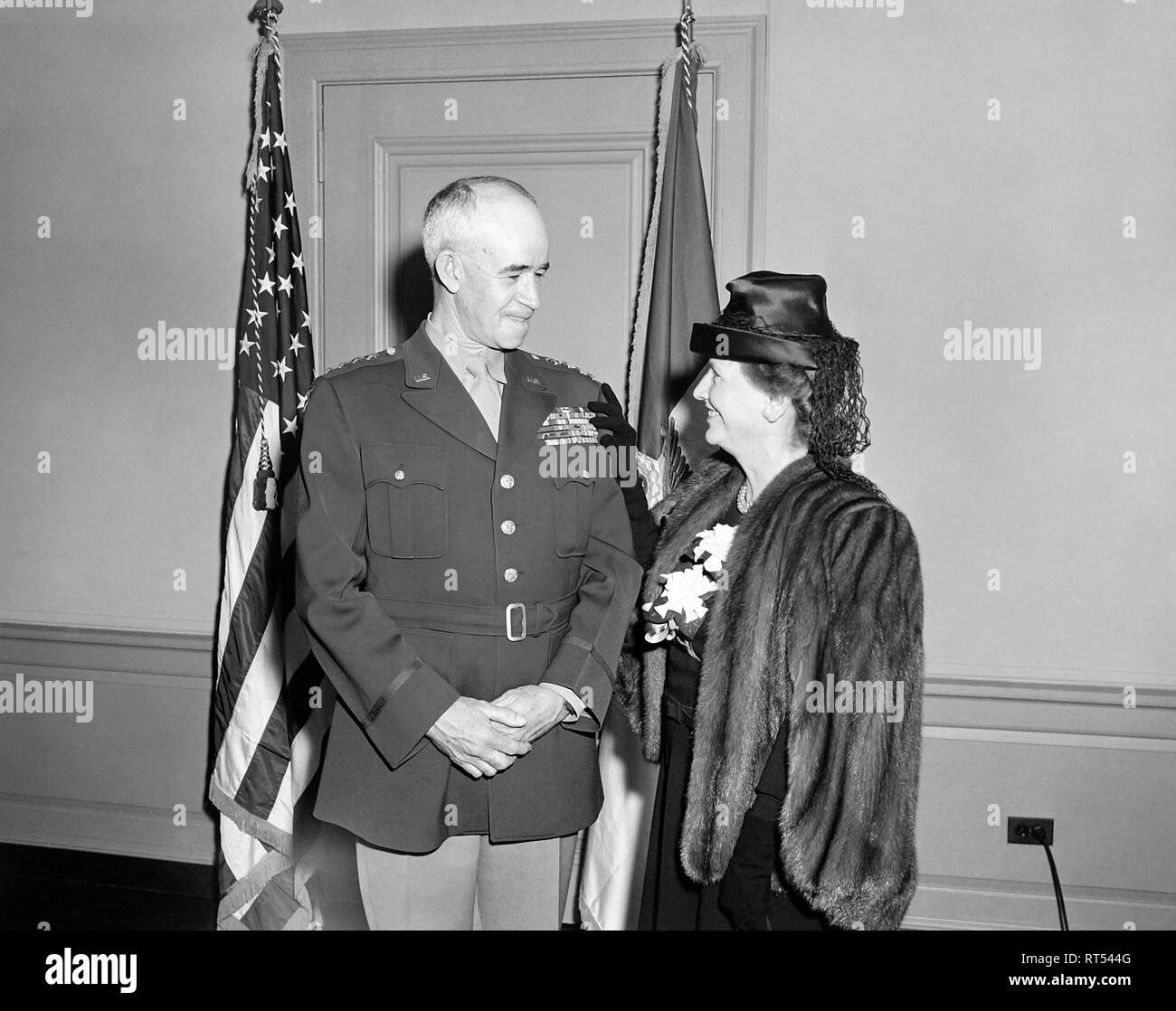 General Omar Bradley und seine Frau nach seiner Vereidigung Zeremonie als Stabschef der Armee, 1948. Stockfoto