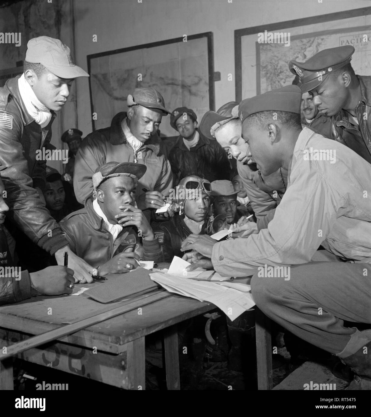 Weltkrieg II Foto von Tuskegee Airmen Pläne am Ramitelli, Italien, März 1945 diskutieren. Stockfoto