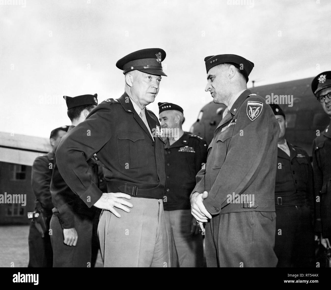 General Dwight Eisenhower im Gespräch mit General Lucius Clay am Flughafen Gatow in Berlin, Deutschland, 1945. Stockfoto